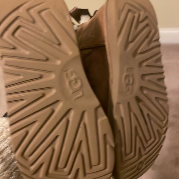 Girls Uggs - Picture 3 of 8